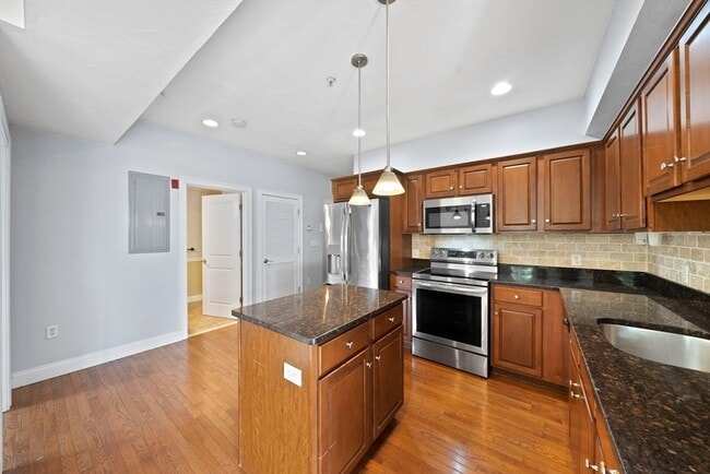 Building Photo - 163 Rumford Ave
