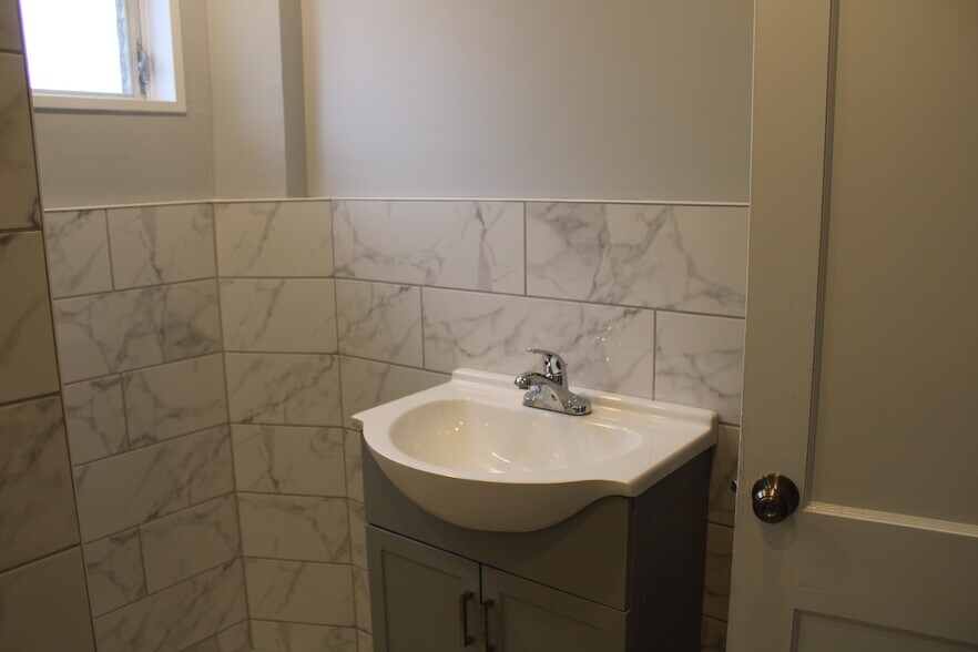 2nd floor bath - 1917 Winton Ave