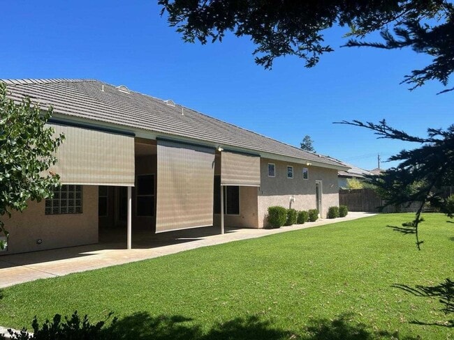 Building Photo - West Bakersfield Custom Home for Rent Available Now!