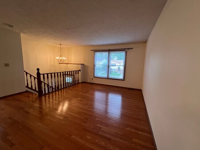 Building Photo - Large 3 Bed 2 Bath Home!