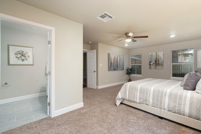 Building Photo - 3 bedroom 2 bath less than a mile from Fort Sam AFB!