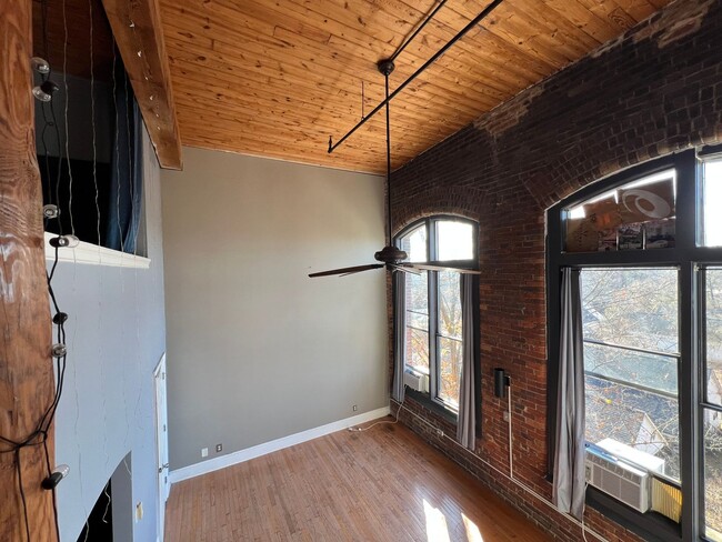 Building Photo - Stunning 2BR/1BA  Condo in Charlotte!!