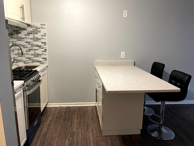 Building Photo - 10 Kenmar Dr