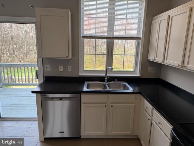 Building Photo - 25 Shawn Ln