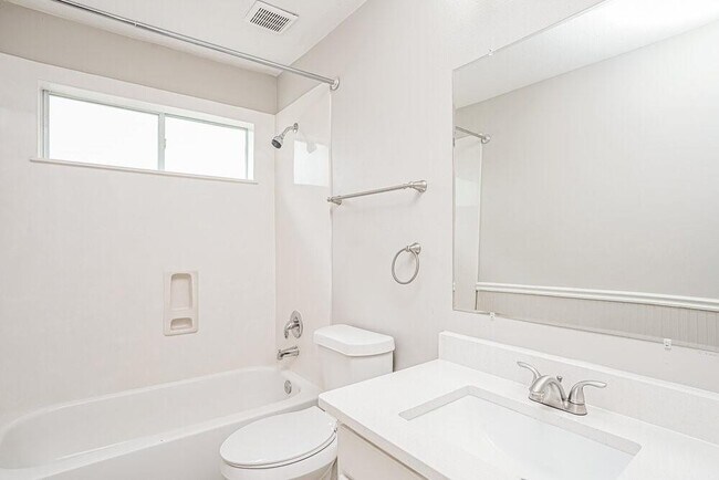 Building Photo - 549 Green Cedar Dr