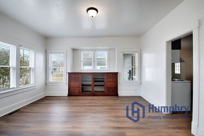 Building Photo - Charming home within walking distance to the greenbelt.