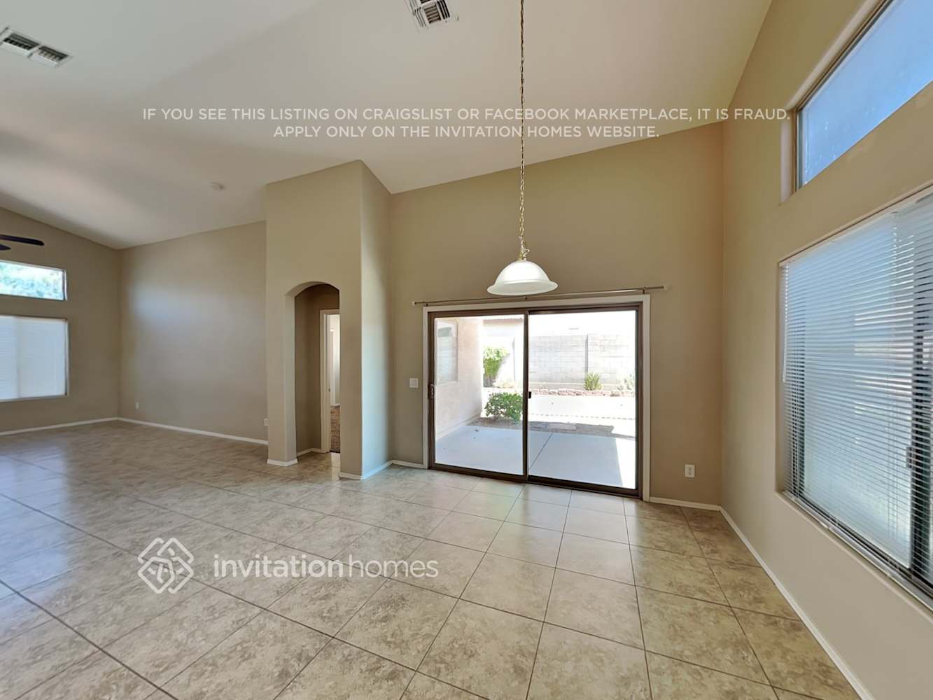 Building Photo - 686 E Payton St