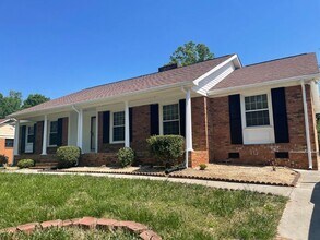 Building Photo - Spacious Ranch style home !
