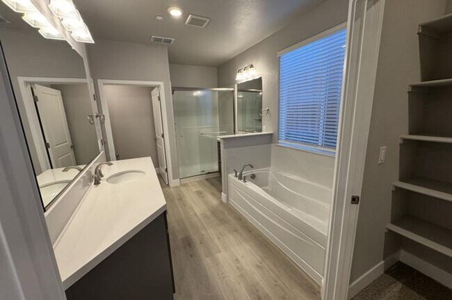 Building Photo - Recently Built Modern 4BD/2.5BA Single Family Home in Desirable Whitney Ranch Community!