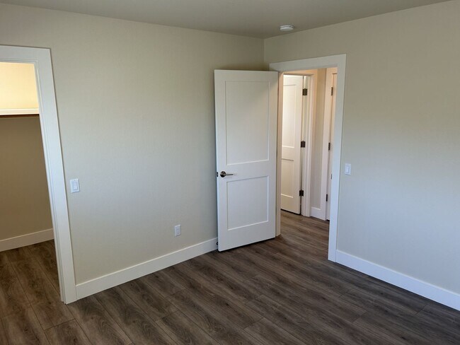 Building Photo - Beautifully Remodeled President’s Neighborhood Home