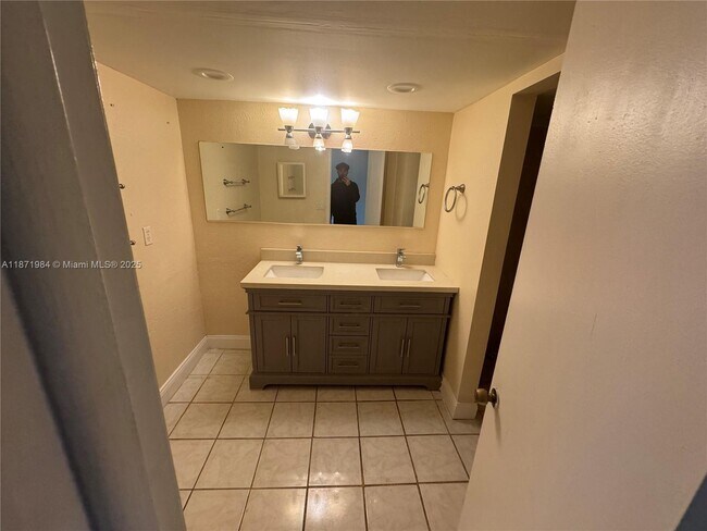 Building Photo - 6521 Racquet Club Dr
