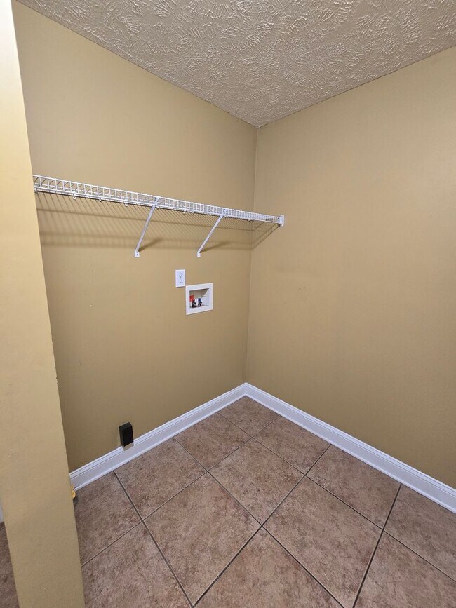 Building Photo - NEW LISTING!!!!!