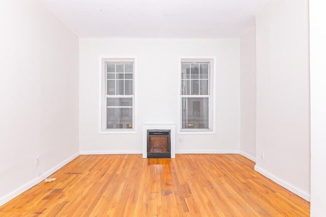Building Photo - 1327 Halsey St