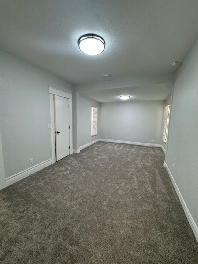 Building Photo - Beautiful 2/2 Bungalow in River Heights!