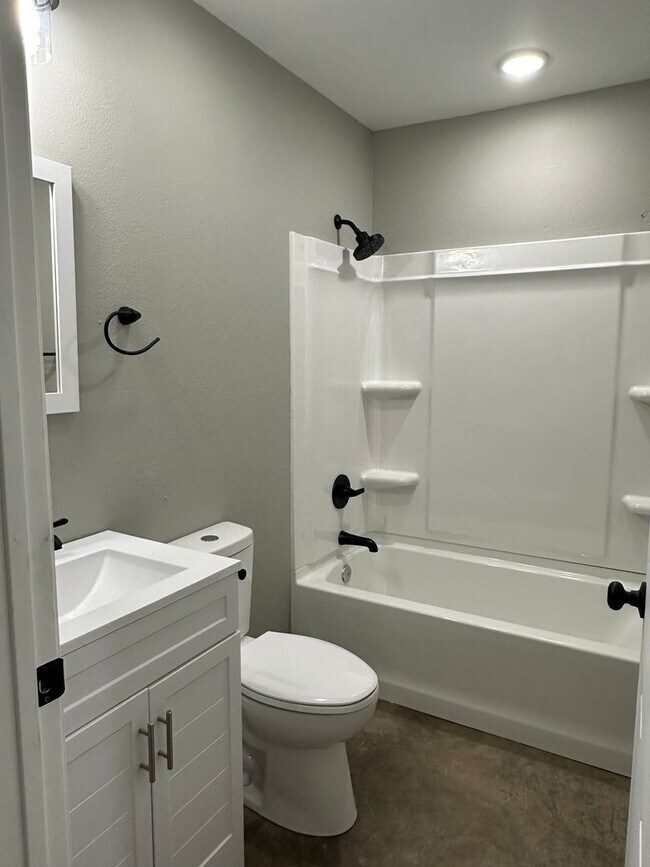 Building Photo - 120-122 S Pearl Duplex