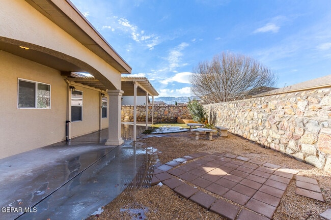 Building Photo - 5819 Redstone Rim Dr