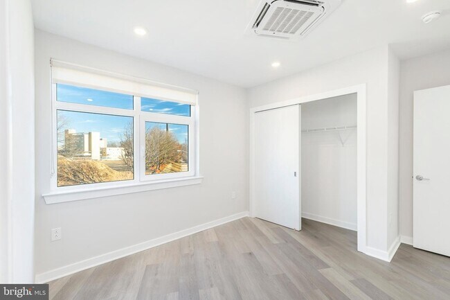 Building Photo - 3449 Scotts Ln