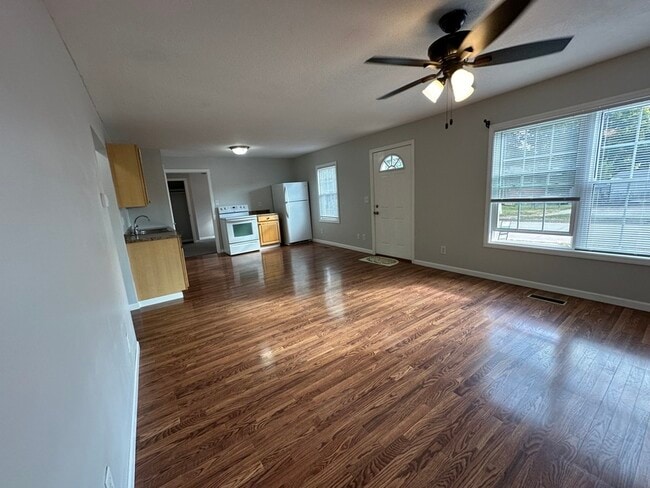 Building Photo - 910 3rd St
