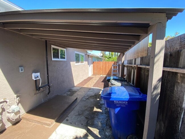 Building Photo - 3 Bedroom 1 Full Bath Remodeled Twin-Home