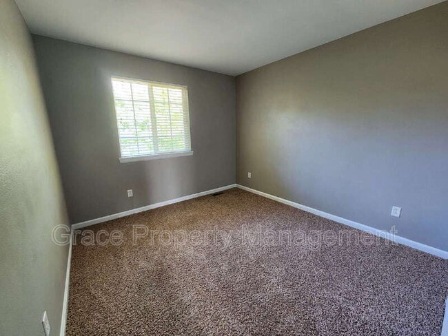 Building Photo - 553 Arbor Dr