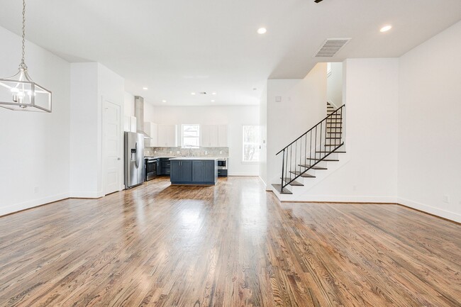 Building Photo - House with expansive rooftop deck overlook...