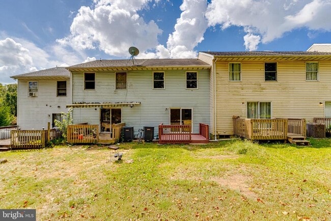 Building Photo - 182 E Village Rd