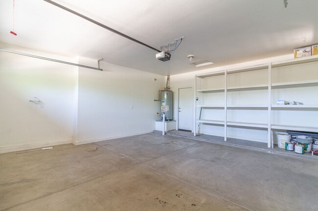 Building Photo - Fantastic single story, split floor plan h...