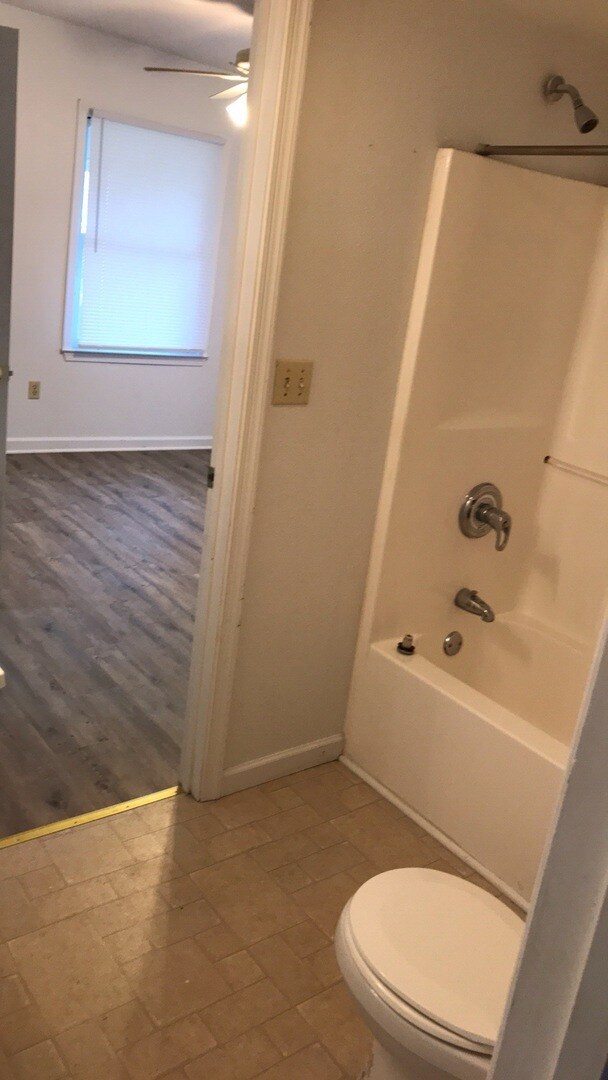 Building Photo - Radford, 4 BR / 2 BA house, Available in August