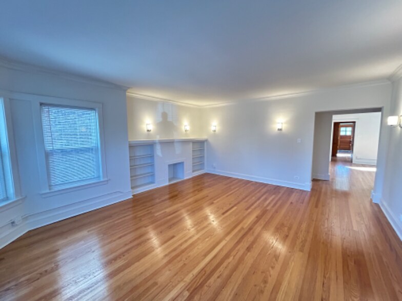 Building Photo - 6321 N Hermitage Ave