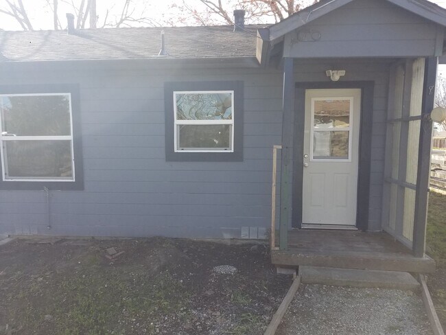 Building Photo - Old School Charm!  Huge Backyard!  Close t...
