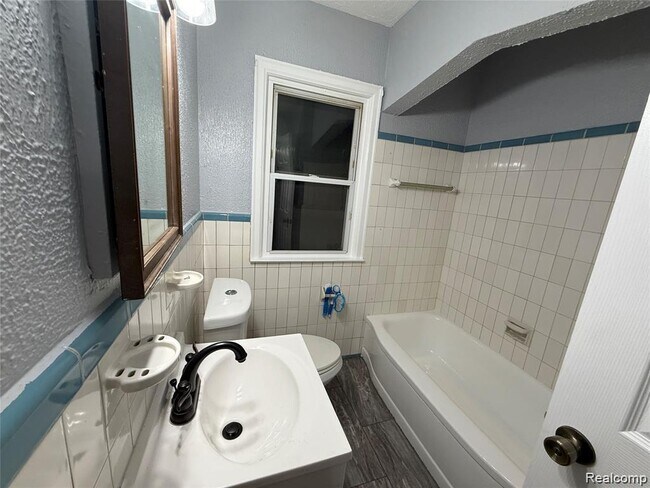 Building Photo - 20084 Greenview Ave