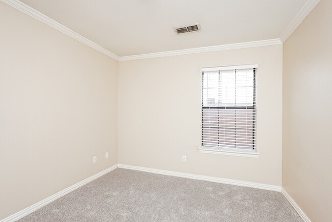 Building Photo - 3000 Huntington Ct
