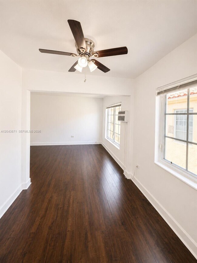 Building Photo - 322 25th St
