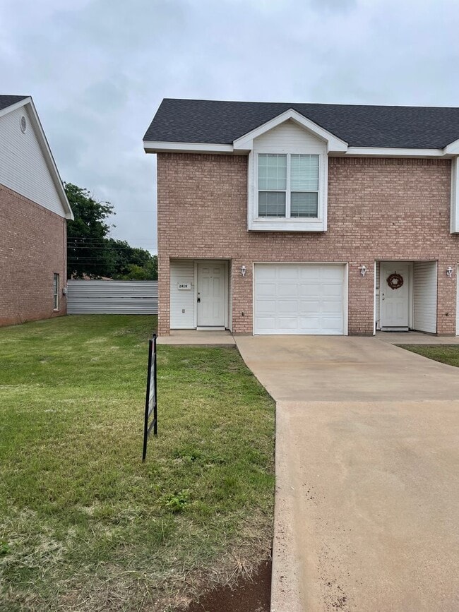 Building Photo - 2 story town house! 3 bed 2.5 bath