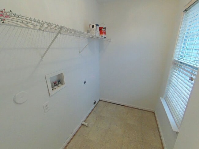 Building Photo - 3 Bedrooms, 2.5 Bathrooms Waterfront Townhouse