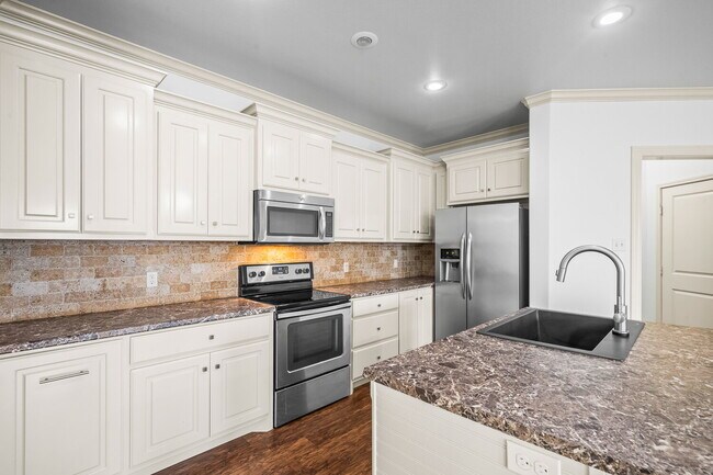 Building Photo - Beautifully Updated 3-Bed, 2-Bath, 2-Car Garage Duplex in Prime Lubbock Location!