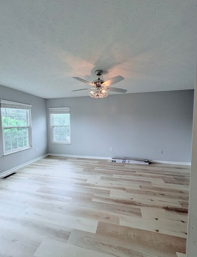 Building Photo - 4BR/2.5BA  | Newly Flooring | Garage | Gated back yard