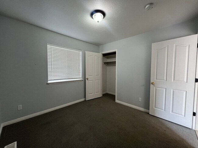 Building Photo - Large 5 Bedroom 2 Bathroom 2 Car Garage