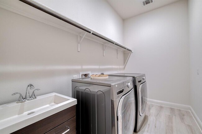 Building Photo - 14921 Iveans Way