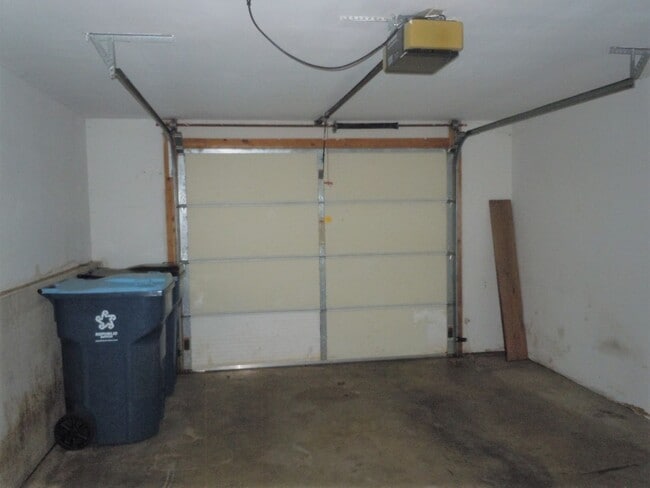 Building Photo - Two Bedroom Duplex with Modern Kitchen, 1 1/2 Baths and Garage!