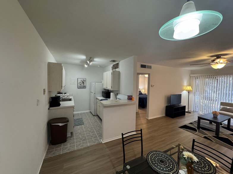 Building Photo - 1700 SW 16th Ct