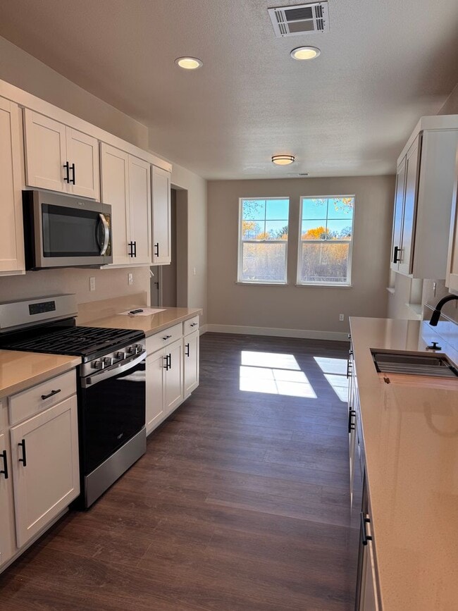 Building Photo - NEW! 3/2.5/2 Townhome in Gardnerville