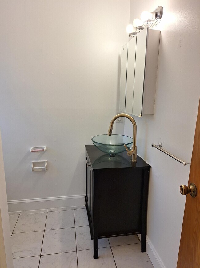 Building Photo - 169 W 51st St