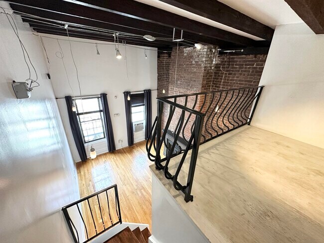Building Photo - 167 Christopher Columbus Dr