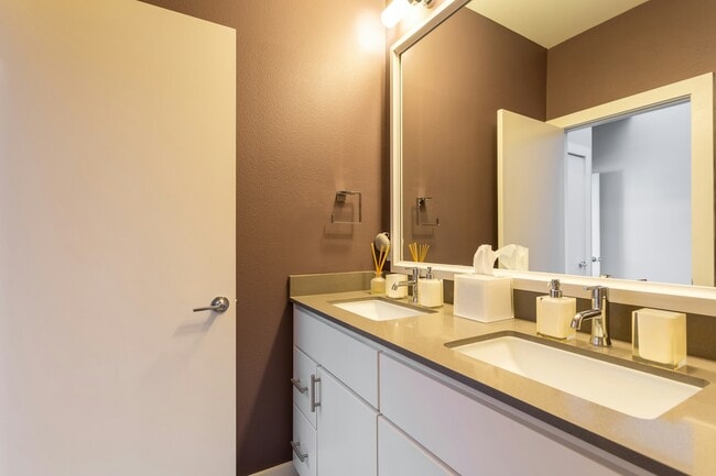 Building Photo - 2002 E 7th St