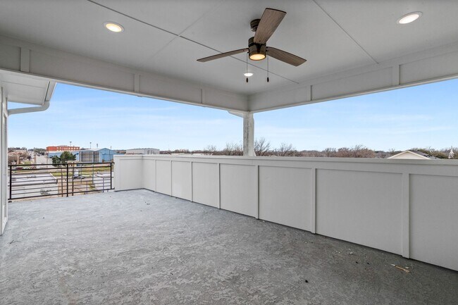 Building Photo - 2400 Benbrook Dr
