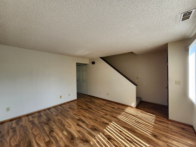 Building Photo - Spacious N. Richland Townhome- Includes Washer & Dryer!