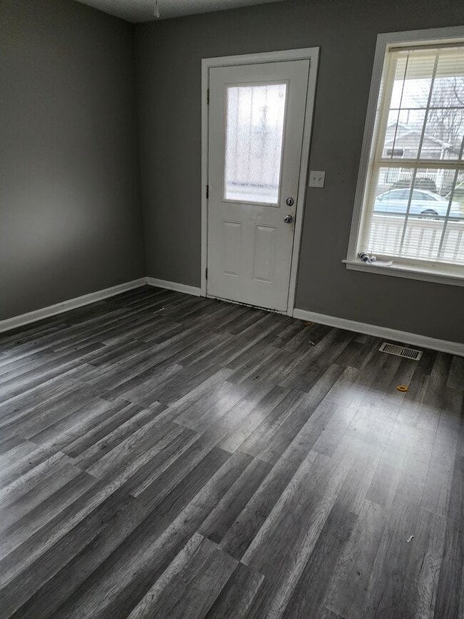 Building Photo - 4BR/ 1.5 bath House