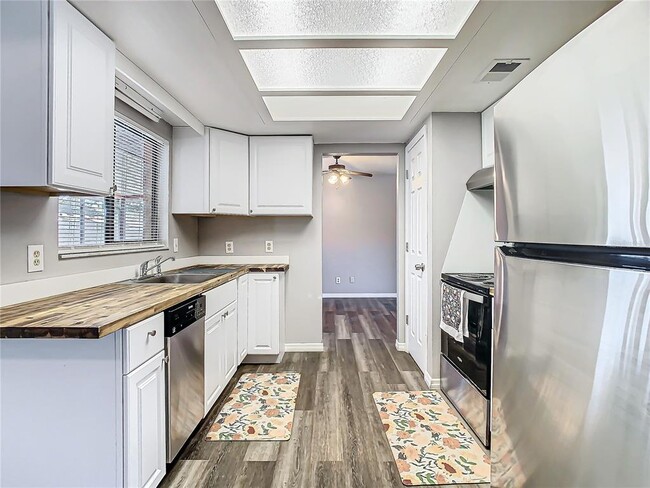 Building Photo - 7801 Rolling Grove Dr W