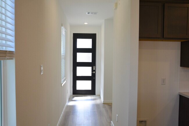 Building Photo - 18226 Flora Grv Dr